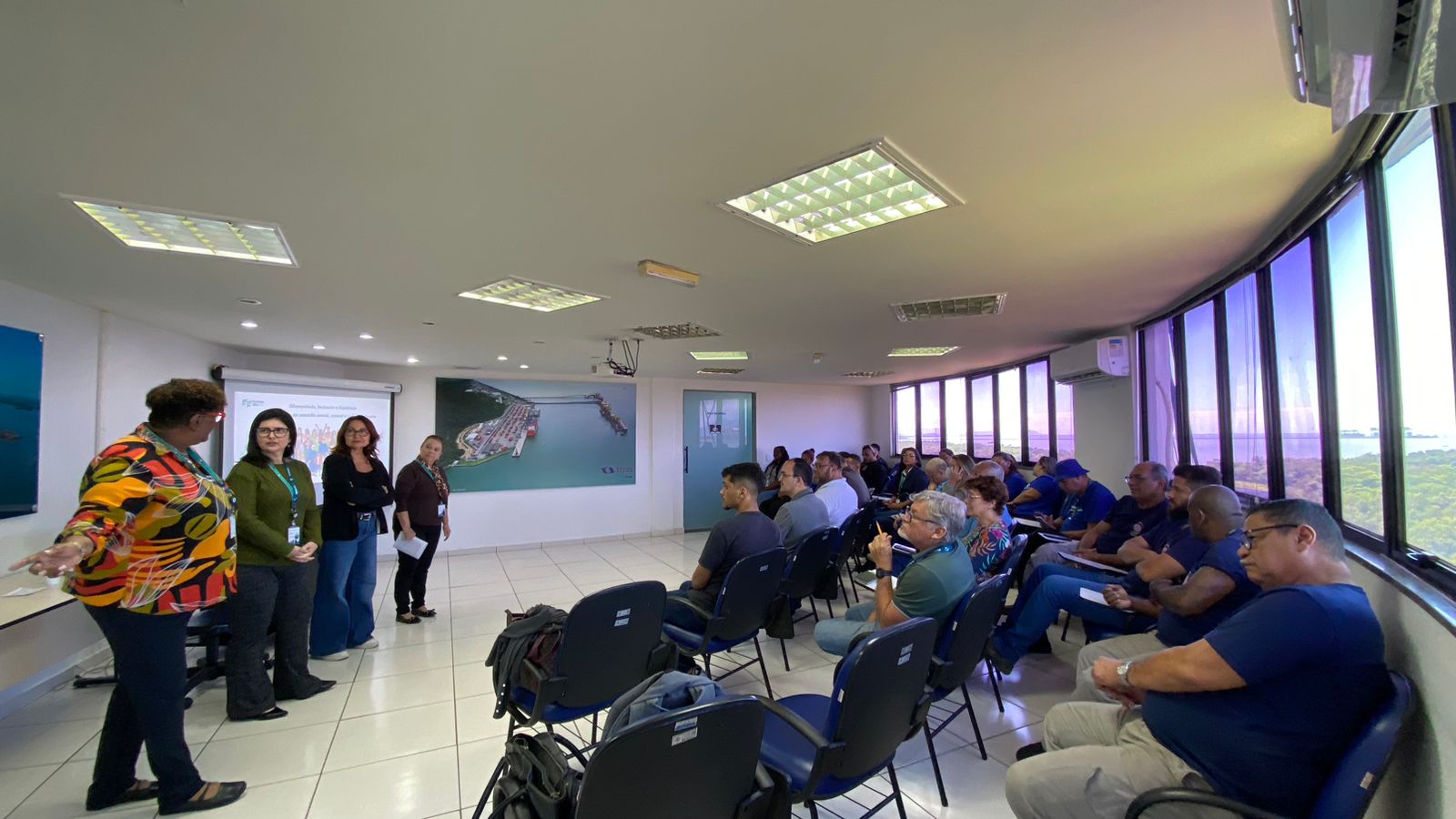 Os empregados membros do Grupo itinerante no auditório do Porto de Itaguaí