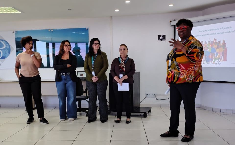 Ellen Moratelli, do Grupo Itinerante, na palestra sobreDiversidade, Inclus"ao e Equidade no auditório do Porto de Itaguaí