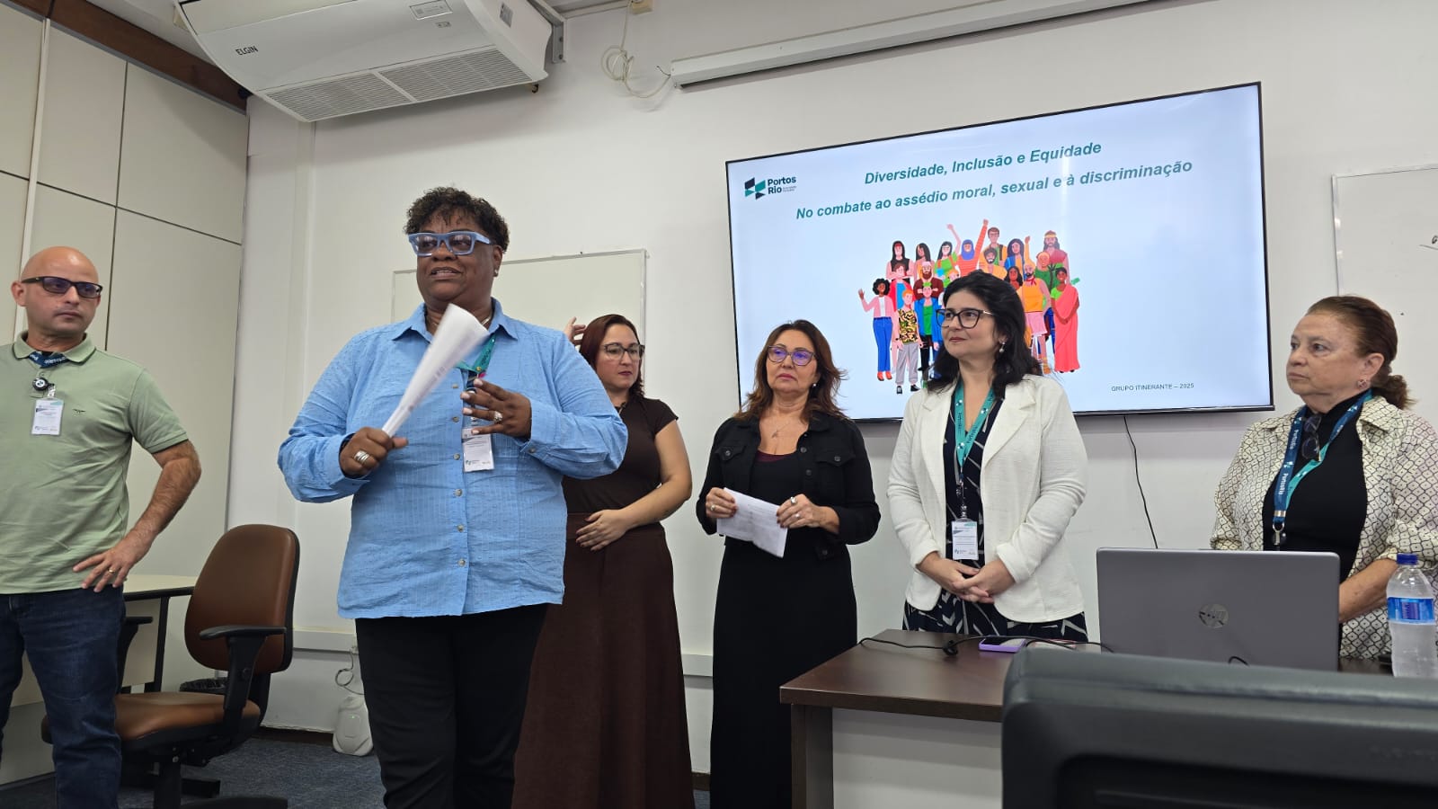 Os empregados membros do Grupo itinerante no auditório do Porto do Rio de Janeiro