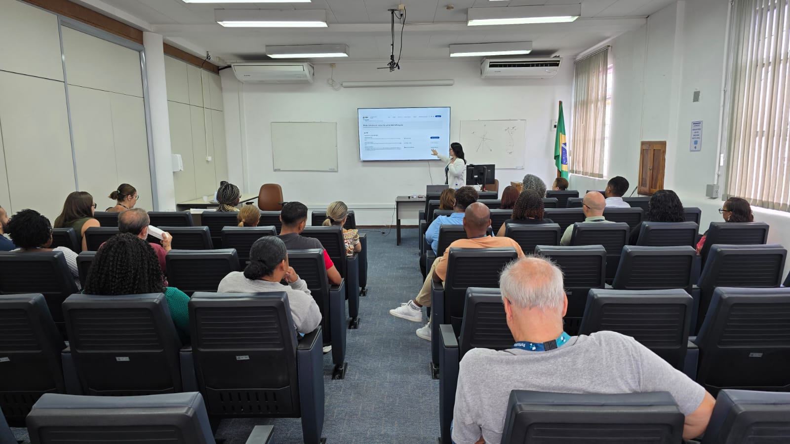 Palestrando no auditório do Porto do Rio sobre Assédio Moral e Sexual
