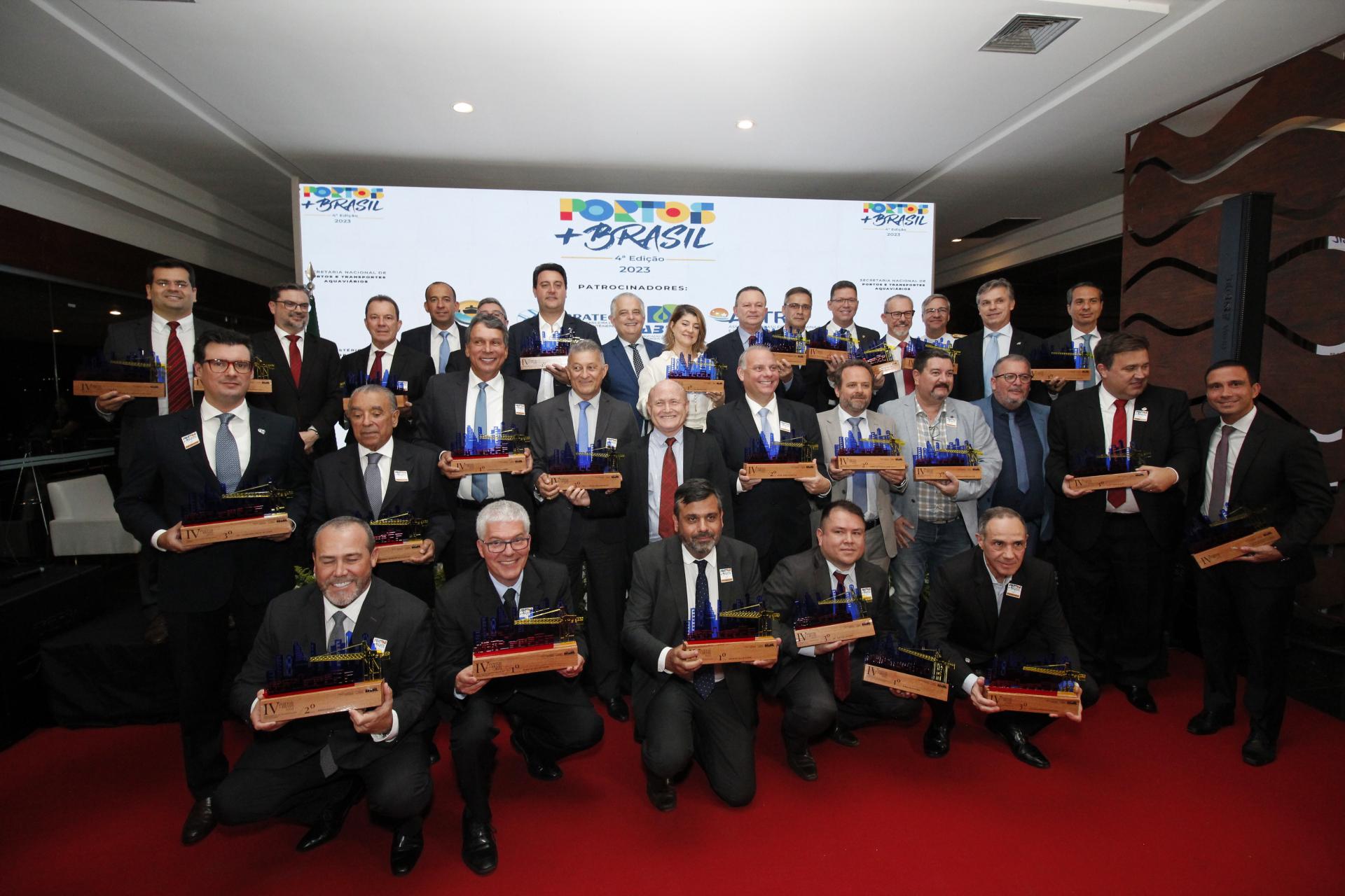os vencedores reunidos