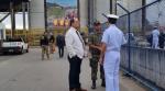 presidente da PortosRio recebendo os militares no porto do rio